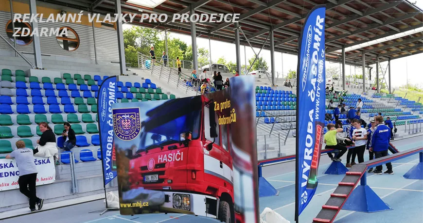 Propagační vlajka TRV elektronik na sportovní akci